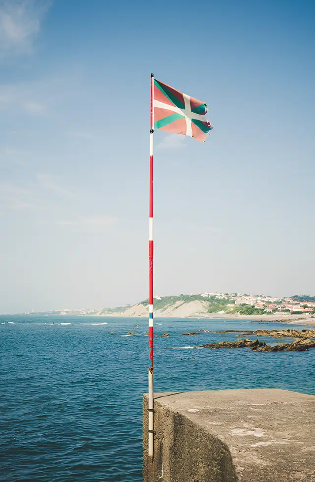 vue sur la cote du pays basque et ikurrina
